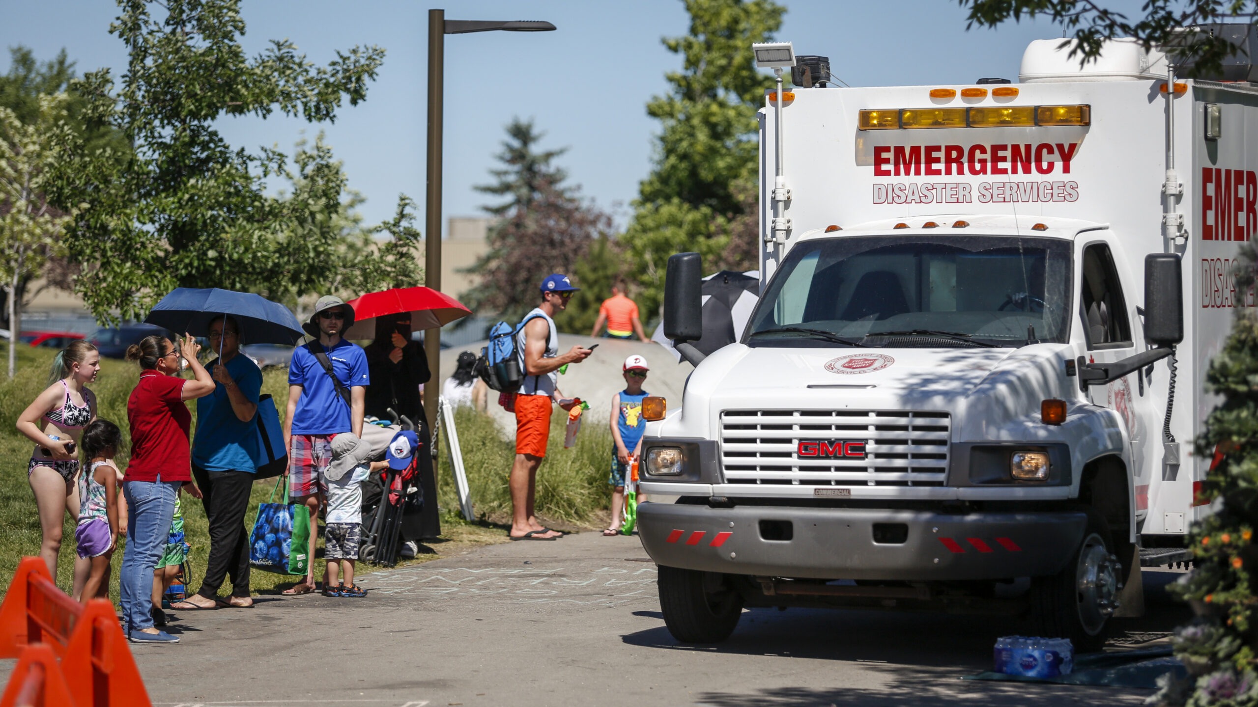 Climate change and extreme heat waves in Canada